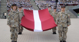 Jaunsargi Mežaparka estrādē ienesa Latvijas valsts sarkanbaltsarkano karogu.