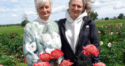 Inese Karule ar meitu Rutu Riekstiņu.