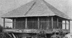 Zvirgzdenes muižas klēts pēc uzstādīšanas 1935. gadā. Zvirgzdenes muižas klēts pēc uzstādīšanas 1935. gadā.