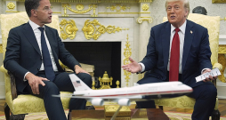 ASV prezidents Donalds Tramps (no labās) pirmdien Baltajā namā tikās ar NATO ģenerālsekretāru Marku Riti un paziņoja, ka Savienoto Valstu bruņojums tiks piegādāts Ukrainai, bet par to maksās alianses citas dalībvalstis. ASV prezidents Donalds Tramps (no labās) pirmdien Baltajā namā tikās ar NATO ģenerālsekretāru Marku Riti un paziņoja, ka Savienoto Valstu bruņojums tiks piegādāts Ukrainai, bet par to maksās alianses citas dalībvalstis.