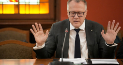 Finanšu ministrs Arvils Ašeradens: "Ja tur nav biznesa plāna, tad labāk uz biržu neiet, tas beigsies ļoti slikti." Finanšu ministrs Arvils Ašeradens: "Ja tur nav biznesa plāna, tad labāk uz biržu neiet, tas beigsies ļoti slikti."