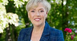 "AS "Sadales tīkls" izstrādātais "Energo barometrs" veicina plašāku skatījumu uz mājsaimniecības enerģijas risinājumiem – tas palīdz izvērtēt izmantoto pieslēgumu un energoresursu kombināciju no tehniskā viedokļa," secina "Elektrum" Enerģijas centra vadītāja Sanita Bilzena. "AS "Sadales tīkls" izstrādātais "Energo barometrs" veicina plašāku skatījumu uz mājsaimniecības enerģijas risinājumiem – tas palīdz izvērtēt izmantoto pieslēgumu un energoresursu kombināciju no tehniskā viedokļa," secina "Elektrum" Enerģijas centra vadītāja Sanita Bilzena.