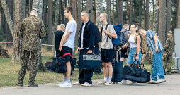 No 757 jauniešiem, kas uzsākuši dienestu, 571 jeb 75% brīvprātīgi pieteikušies dienestā, bet pārējie iesaukti atlasē pēc nejaušības principa.