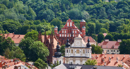 Viļņas vecpilsētā atrodas 40 baznīcas, katra ar savu stāstu.