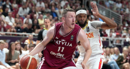 Rolands Šmits ir Latvijas apmaksātākais basketbolists, neskaitot Kristapu Porziņģi. Informācija gan ir neoficiāla, bet zinātāji runā, ka Stambulas "Anadolu Efes" viņam maksā 1,2 miljonus eiro sezonā. Valmierietim līgums ar Turcijas grandu ir spēkā uz vēl vienu gadu. Rolands Šmits ir Latvijas apmaksātākais basketbolists, neskaitot Kristapu Porziņģi. Informācija gan ir neoficiāla, bet zinātāji runā, ka Stambulas "Anadolu Efes" viņam maksā 1,2 miljonus eiro sezonā. Valmierietim līgums ar Turcijas grandu ir spēkā uz vēl vienu gadu.