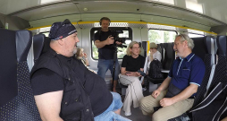 Pēc Lauras Kulakovas (centrā) idejas sestdien tika organizēta koncerta aculiecinieku tikšanās un brauciens ar vilcienu uz Ogri. Pēc Lauras Kulakovas (centrā) idejas sestdien tika organizēta koncerta aculiecinieku tikšanās un brauciens ar vilcienu uz Ogri.