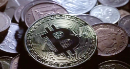 Viena no būtiskākajām Bitcoin priekšrocībām ir tā decentralizācija – to nekontrolē neviena organizācija vai centrālā institūcija.