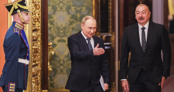 Kopš pagājušā gada nogales Ilhams Alijevs (no labās) sācis adresēt arvien iznīcinošus tekstus Krievijai, bet Putins Azerbaidžānas presē salīdzināts ar Staļinu. Kopš pagājušā gada nogales Ilhams Alijevs (no labās) sācis adresēt arvien iznīcinošus tekstus Krievijai, bet Putins Azerbaidžānas presē salīdzināts ar Staļinu.