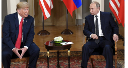 ASV prezidents Donalds Tramps (no kreisās) samitā ar Krievijas diktatoru Vladimiru Putinu Helsinkos 2018. gada 16. jūlijā. Preses konferencē pēc abu līderu sarunas Tramps toreiz pauda ticību Putina teiktajam, ka Krievija ASV 2016. gada vēlēšanu procesā nav iejaukusies, lai arī Savienoto Valstu izlūkdienesti bija secinājuši, ka iejaukšanās ir notikusi.