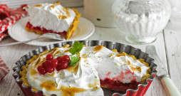 Tarte ar jāņogām un bezē. Tarte ar jāņogām un bezē.