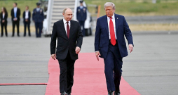 ASV prezidents Donalds Tramps (no labās) Krievijas diktatoru Vladimiru Putinu Savienoto Valstu karabāzē Aļaskā piektdien sagaidīja ar izklātu sarkano paklāju.