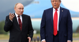 ASV prezidents Donalds Tramps Aļaskā uzņēma Krievijas diktatoru Vladimiru Putinu, kuram šis bija pirmais brauciens uz rietumvalstīm kopš 2022. gadā sāktā pilna mēroga iebrukuma Ukrainā. Trampa solis ir mazinājis Krievijas starptautisko izolāciju, bet nav skaidrs, vai tas ir pietuvinājis mieru Ukrainā. ASV prezidents Donalds Tramps Aļaskā uzņēma Krievijas diktatoru Vladimiru Putinu, kuram šis bija pirmais brauciens uz rietumvalstīm kopš 2022. gadā sāktā pilna mēroga iebrukuma Ukrainā. Trampa solis ir mazinājis Krievijas starptautisko izolāciju, bet nav skaidrs, vai tas ir pietuvinājis mieru Ukrainā.