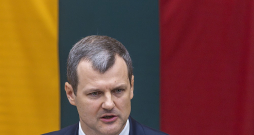Krīze jau trīs mēnešus aizēno Lietuvas politiskās debesis – skandalozā premjerministra Gintauta Palucka atkāpšanās, kas veicināja valdošās koalīcijas sabrukumu, bija tikai ievads. Tagad jaunās koalīcijas izveide draud ar sabiedrības protestiem. Krīze jau trīs mēnešus aizēno Lietuvas politiskās debesis – skandalozā premjerministra Gintauta Palucka atkāpšanās, kas veicināja valdošās koalīcijas sabrukumu, bija tikai ievads. Tagad jaunās koalīcijas izveide draud ar sabiedrības protestiem.