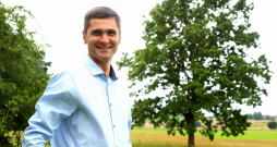 Vestards Šimkus: “Ar šo ozolu esam vienaudži. Tētis to iestādīja dienā, kad es piedzimu.” Vestards Šimkus: “Ar šo ozolu esam vienaudži. Tētis to iestādīja dienā, kad es piedzimu.”