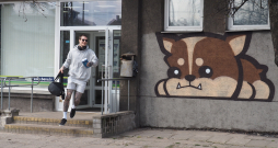 Grafiti iepretim Latvijas Nacionālās bibliotēkas ēkai.