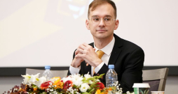 Partijas "Austošā saule Latvijai" valdes priekšsēdētājs Raivis Zeltīts. Partijas "Austošā saule Latvijai" valdes priekšsēdētājs Raivis Zeltīts.