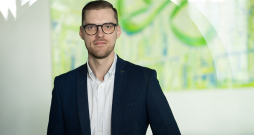 Rihards Kotlers, "Enefit" valdes loceklis, Enerģijas risinājumu nodaļas vadītājs: "Šobrīd uzņēmēju interese par enerģijas uzkrāšanas akumulatoriem ir apmēram tikpat liela kā pirms pāris gadiem par saules paneļu sistēmām." Rihards Kotlers, "Enefit" valdes loceklis, Enerģijas risinājumu nodaļas vadītājs: "Šobrīd uzņēmēju interese par enerģijas uzkrāšanas akumulatoriem ir apmēram tikpat liela kā pirms pāris gadiem par saules paneļu sistēmām."