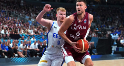 Latvijas izlases basketbolists Kristaps Porziņģis Eiropas čempionāta finālturnīra spēlē pret Igauniju. Latvijas izlases basketbolists Kristaps Porziņģis Eiropas čempionāta finālturnīra spēlē pret Igauniju.