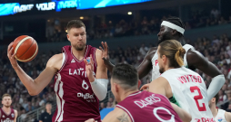 Latvijas basketbola valstsvienības spēlētājs Kristaps Porziņģis Eiropas čempionāta finālturnīra A apakšgrupas spēlē basketbolā vīriešiem starp Latvijas un Portugāles valstsvienībām "Xiaomi arēnā". Latvijas basketbola valstsvienības spēlētājs Kristaps Porziņģis Eiropas čempionāta finālturnīra A apakšgrupas spēlē basketbolā vīriešiem starp Latvijas un Portugāles valstsvienībām "Xiaomi arēnā".