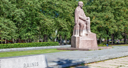 Kopš Raiņa simtgades svinībām 1965. gada 11. septembrī Komunāru parkā apritējuši sešdesmit gadi. Kopš Raiņa simtgades svinībām 1965. gada 11. septembrī Komunāru parkā apritējuši sešdesmit gadi.