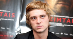 Aktieris Kaspars Zāle piedalās preses konferencē kurā informē par Aika Karapetjana filmu "Pirmdzimtais". Aktieris Kaspars Zāle piedalās preses konferencē kurā informē par Aika Karapetjana filmu "Pirmdzimtais".