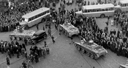 Sarkanās armijas tanki Stacijas laukumā 1940. gada 17. jūnijā. Avots:
https://www.historia.lv/jaunumi/1940-gada-17-junijs-latvijas-republikas-okupacijas-diena