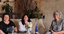 Rakstnieces Liene Millere (no kreisās), Guna Roze un tulkotāja Margarita Karbonāro ir pārliecinātas: lasot mākslīgā intelekta sacerēto "literatūru", rodas ticība, ka MI nekad neiznīcinās rakstnieka darbu.