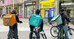 Migrantiem Lielbritānijā, gaidot lēmumu par uzturēšanās atļaujas piešķiršanu, stingri aizliegts strādāt pirmos 12 mēnešus pēc ierašanās valstī, tomēr daži iemanījušies noteikumus apiet un tikt pie darba jau pāris stundu pēc Lamanša šķērsošanas gumijas laivā. Migrantiem Lielbritānijā, gaidot lēmumu par uzturēšanās atļaujas piešķiršanu, stingri aizliegts strādāt pirmos 12 mēnešus pēc ierašanās valstī, tomēr daži iemanījušies noteikumus apiet un tikt pie darba jau pāris stundu pēc Lamanša šķērsošanas gumijas laivā.