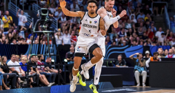 Vācijas basketbolisti Maodo Lo un Andreass Obsts jau griež uzvaras deju. Ceturtdaļfinālā pret Slovēniju abi pēdējā ceturtdaļā iemeta ļoti svarīgus tālmetienus, sekmējot komandas atgūšanos no 13 punktu deficīta un iekļūšanu Eiropas čempionāta pusfinālā. Vācijas basketbolisti Maodo Lo un Andreass Obsts jau griež uzvaras deju. Ceturtdaļfinālā pret Slovēniju abi pēdējā ceturtdaļā iemeta ļoti svarīgus tālmetienus, sekmējot komandas atgūšanos no 13 punktu deficīta un iekļūšanu Eiropas čempionāta pusfinālā.