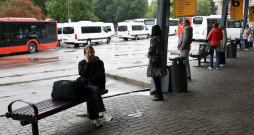 Daugavpils autoosta laikā, kad notiek pasažieru pārvadātāju rīkotā protesta akcija "Viena stunda bez sabiedriskā transporta", lai pievērstu uzmanību nepietiekamam finansējumam sabiedriskātransporta nozarē. Daugavpils autoosta laikā, kad notiek pasažieru pārvadātāju rīkotā protesta akcija "Viena stunda bez sabiedriskā transporta", lai pievērstu uzmanību nepietiekamam finansējumam sabiedriskātransporta nozarē.