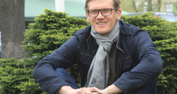 "Ja ir vēlēšanās, var tikt pie augļiem arī tad, ja ābelei nav pilnražas gads, bet tad nepieciešams veikt augļu aizmetņu retināšanu. Ja to izdara ziedēšanas laikā vai tūlīt pēc ziedēšanas, tad var būt āboli," padomu dod ābeļdārza saimnieks Gatis Gāga.