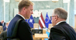 Ekonomikas ministrs Viktors Valainis (no kreisās) un finanšu ministrs Arvils Ašeradens pirms Ministru kabineta sēdes. Lai gan šonedēļ valdībai bija jāskata budžets, ZZS to nobremzējusi, jo vēl esot nepieciešama diskusija par vairākiem svarīgiem jautājumiem. Ekonomikas ministrs Viktors Valainis (no kreisās) un finanšu ministrs Arvils Ašeradens pirms Ministru kabineta sēdes. Lai gan šonedēļ valdībai bija jāskata budžets, ZZS to nobremzējusi, jo vēl esot nepieciešama diskusija par vairākiem svarīgiem jautājumiem.