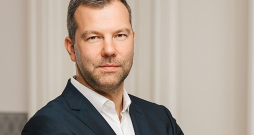 "No elektroenerģijas tirgus pārejas uz 15 minūšu tirdzniecību igtermiņā priekšrocības gūs tie tirgus dalībnieki, kas spēs būt elastīgi un reaģēt uz cenu signāliem," Roberts Samtiņš, "AJ Power" uzņēmumu grupas vadītājs. "No elektroenerģijas tirgus pārejas uz 15 minūšu tirdzniecību igtermiņā priekšrocības gūs tie tirgus dalībnieki, kas spēs būt elastīgi un reaģēt uz cenu signāliem," Roberts Samtiņš, "AJ Power" uzņēmumu grupas vadītājs.