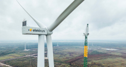 Laflora Energy vēja parkā samontēta pirmā Latvijā lielākā vēja turbīna. Laflora Energy vēja parkā samontēta pirmā Latvijā lielākā vēja turbīna.