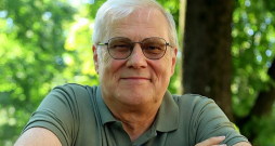 Juris Kalniņš: "Ja būtu kaut desmit procentu vairāk pašapziņas un godkāres, iespējams, kļūtu par teātra direktoru." Juris Kalniņš: "Ja būtu kaut desmit procentu vairāk pašapziņas un godkāres, iespējams, kļūtu par teātra direktoru."