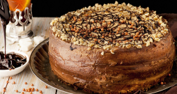 Šokolādes un putukrējuma torte. Šokolādes un putukrējuma torte.