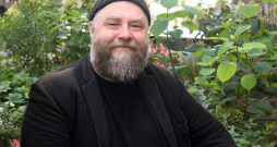 Reinis Pētersons savas dzīves un mākslas piepildījuma vietā Tērbatas ielā. Reinis Pētersons savas dzīves un mākslas piepildījuma vietā Tērbatas ielā.