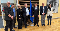 Pagājušajā nedēļā eirokomisārs no Latvijas Valdis Dombrovskis Briselē tikās ar mediju pārstāvjiem no Baltijas valstīm. Pēc kopīgās diskusijas viņš atrada laiku arī atsevišķai sarunai ar žurnālistiem no Latvijas. Pagājušajā nedēļā eirokomisārs no Latvijas Valdis Dombrovskis Briselē tikās ar mediju pārstāvjiem no Baltijas valstīm. Pēc kopīgās diskusijas viņš atrada laiku arī atsevišķai sarunai ar žurnālistiem no Latvijas.