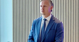 Reaģējot uz pieaugošajiem ģeopolitiskajiem draudiem, ES institūcijas stiprina Eiropas aizsardzības tehnoloģisko un rūpniecisko bāzi, finansējumu piesaistot no esošajiem budžetiem. "Balsojums bija skaidrs un vienots signāls: Eiropai jārīkojas ātri un izlēmīgi, lai stiprinātu savas aizsardzības rūpniecisko bāzi," EP Rūpniecības, pētniecības un enerģētikas komitejā pagājušonedēļ pieņemtos lēmumus raksturo tās loceklis no Latvijas, EP deputāts Rihards Kols. Reaģējot uz pieaugošajiem ģeopolitiskajiem draudiem, ES institūcijas stiprina Eiropas aizsardzības tehnoloģisko un rūpniecisko bāzi, finansējumu piesaistot no esošajiem budžetiem. "Balsojums bija skaidrs un vienots signāls: Eiropai jārīkojas ātri un izlēmīgi, lai stiprinātu savas aizsardzības rūpniecisko bāzi," EP Rūpniecības, pētniecības un enerģētikas komitejā pagājušonedēļ pieņemtos lēmumus raksturo tās loceklis no Latvijas, EP deputāts Rihards Kols.