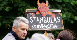 Latvijā Eiropas Padomes Konvencija par vardarbības pret sievietēm un vardarbības ģimenē novēršanu un apkarošanu jeb tā dēvētā Stambulas konvencija stājās spēkā pagājušā gada 1. maijā. Ceļš uz dokumenta ratifikāciju Saeimā bija ilgs, bijušas un joprojām notiek protesta un atbalsta akcijas no dažādām grupām. Attēlā: pikets pie Ministru kabineta pret Stambulas konvenciju 2023. gada 8. augustā. Latvijā Eiropas Padomes Konvencija par vardarbības pret sievietēm un vardarbības ģimenē novēršanu un apkarošanu jeb tā dēvētā Stambulas konvencija stājās spēkā pagājušā gada 1. maijā. Ceļš uz dokumenta ratifikāciju Saeimā bija ilgs, bijušas un joprojām notiek protesta un atbalsta akcijas no dažādām grupām. Attēlā: pikets pie Ministru kabineta pret Stambulas konvenciju 2023. gada 8. augustā.