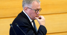 Finanšu ministram Arvilam Ašeradenam un viņa vadītajai ministrijai jāprāto, kā sabiedrībai skaidrot valdības lēmuma izpildi par atalgojuma fonda pieauguma ierobežošanu. Finanšu ministram Arvilam Ašeradenam un viņa vadītajai ministrijai jāprāto, kā sabiedrībai skaidrot valdības lēmuma izpildi par atalgojuma fonda pieauguma ierobežošanu.