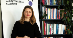 Latvijas Sociālās uzņēmējdarbības asociācijas vadītājas vietniece Līva Švarce: "Labāk veicināt sociālo uzņēmējdarbību, tādējādi palīdzot dažādu sociālo grupu nodarbinātībai un integrācijai sabiedrībā, nevis to pašu summu izmaksāt dažādos pabalstos un tik un tā vienlaikus saskarties ar to, ka dažas sociālās grupas paliek neintegrētas, kas, starp citu, nozīmē arī veselības aprūpes izmaksu palielināšanos." Latvijas Sociālās uzņēmējdarbības asociācijas vadītājas vietniece Līva Švarce: "Labāk veicināt sociālo uzņēmējdarbību, tādējādi palīdzot dažādu sociālo grupu nodarbinātībai un integrācijai sabiedrībā, nevis to pašu summu izmaksāt dažādos pabalstos un tik un tā vienlaikus saskarties ar to, ka dažas sociālās grupas paliek neintegrētas, kas, starp citu, nozīmē arī veselības aprūpes izmaksu palielināšanos."