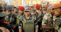 Pēc Madagaskaras prezidenta Andrī Radzualinas aizbēgšanas varu valstī pārņēmuši bruņotie spēki pulkveža Maikla Randrianirinas (centrā) vadībā. Pēc Madagaskaras prezidenta Andrī Radzualinas aizbēgšanas varu valstī pārņēmuši bruņotie spēki pulkveža Maikla Randrianirinas (centrā) vadībā.