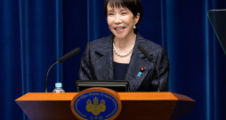 Japānas premjerministre Sanaje Takaiči otrdien pirmajā preses konferencē pēc stāšanās amatā. Japānas premjerministre Sanaje Takaiči otrdien pirmajā preses konferencē pēc stāšanās amatā.