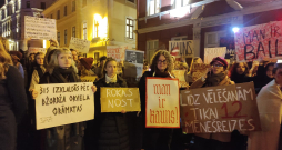 Pie Saeimas notiek protests pret Latvijas izstāšanos no Stambulas konvencijas.
