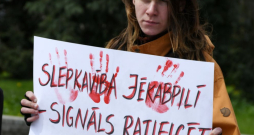 Stambulas konvenciju Latvijas parlaments ratificēja 2023. gada rudenī. Iespējams, tajā vasarā un rudenī par ratificēšanu tik daudz nerunātu, ja vien nebūtu notikusi traģēdija Jēkabpilī, kas satrieca visu Latvijas sabiedrību. Attēlā: piketētājs Daugavpilī 2023. gada 2. maijā piedalās akcijā par Stambulas konvencijas ratifikāciju.