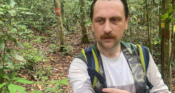 Dmitrijs Teļnovs Malaizijas mūžamežos ar ragaino akantozauru – rāpuli no agāmu dzimtas.