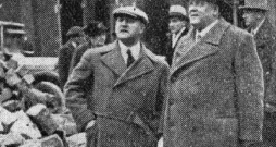 K. Ulmanis novērtē Doma laukuma bruģēšanu 1935. gada novembrī. K. Ulmanis novērtē Doma laukuma bruģēšanu 1935. gada novembrī.