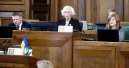 Saeimas sekretārs Edvards Smiltēns (no kreisās), Saeimas priekšsēdētāja Daiga Mieriņa, Saeimas priekšsēdētājas biedre Zanda Kalniņa-Lukaševica  piedalās Saeimas ārkārtas sēdē.
