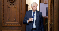 Saeimas ZZS frakcijas vadītāja vietnieks Augusts Brigmanis pauda viedokli, ka šī valdība sākot izskatīties pēc viena jautājuma valdības – ja visu izšķirot viena konvencija, tad tādai valdībai neesot jēgas. Saeimas ZZS frakcijas vadītāja vietnieks Augusts Brigmanis pauda viedokli, ka šī valdība sākot izskatīties pēc viena jautājuma valdības – ja visu izšķirot viena konvencija, tad tādai valdībai neesot jēgas.